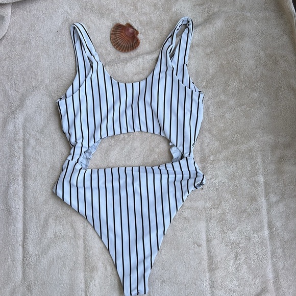 Stripe/ ruffle swimsuit - Picture 2 of 6
